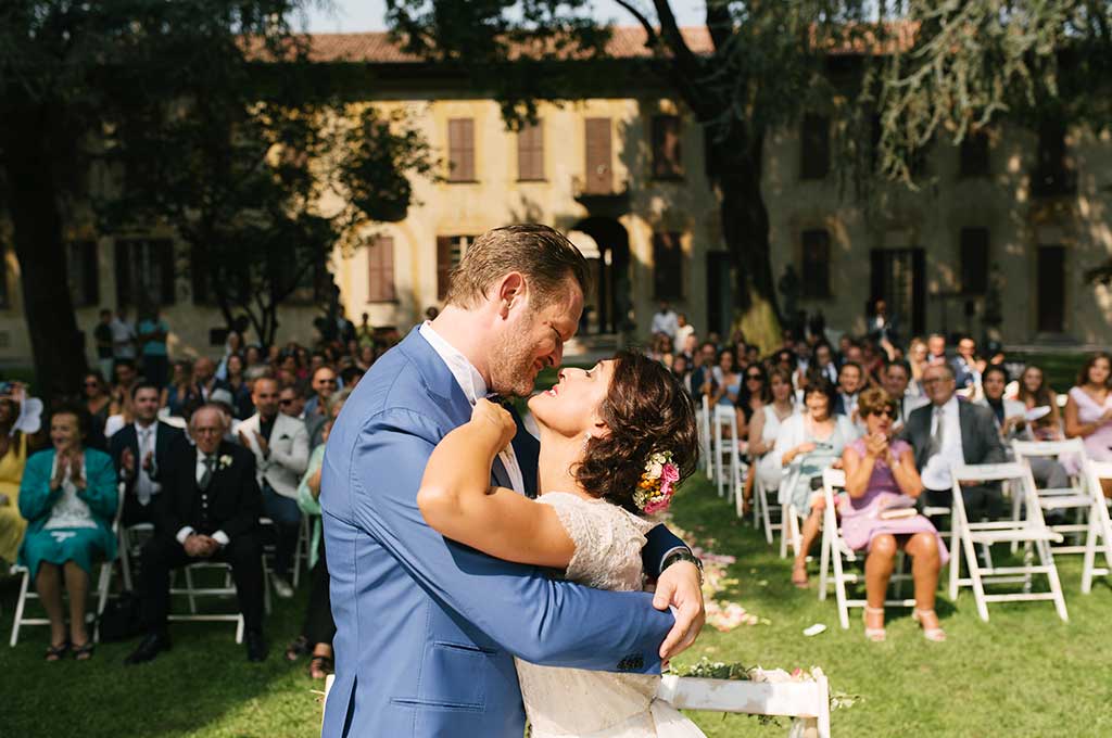 Matrimonio civile sposi in giardino